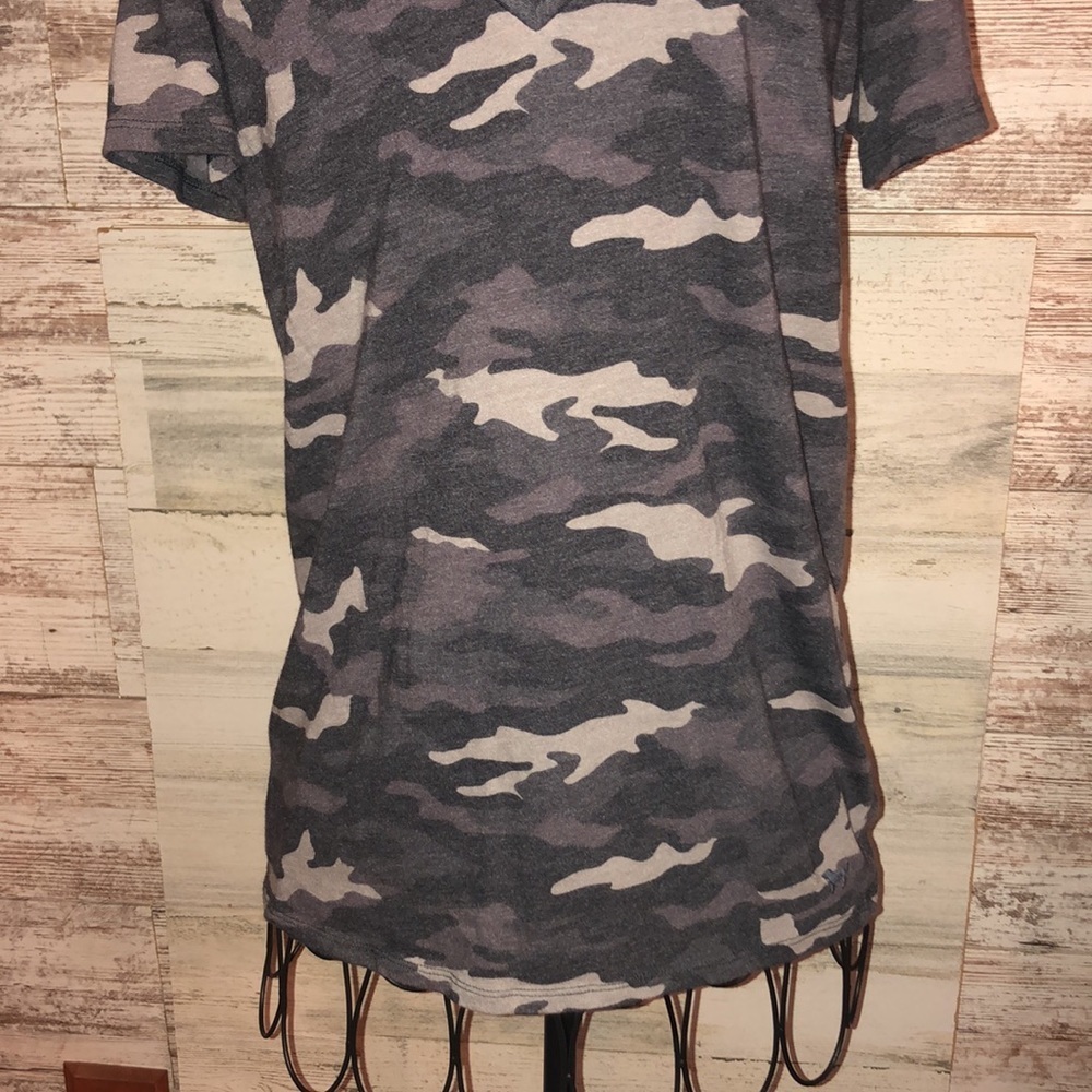 Pink Victoria’s Secret Camo v-neck shirt purple/gray Camo print XS oversized - Picture 3 of 5